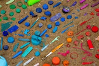 ¿Qué son los microplásticos y cómo contaminan?