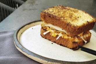 Prepara un sándwich katsu de pollo picante con la chef Marcela Bolaño