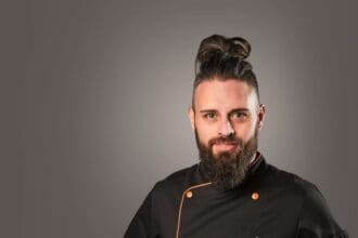 Prepara pescado en hoja de plátano y mantequilla de cajún con Diego Niño