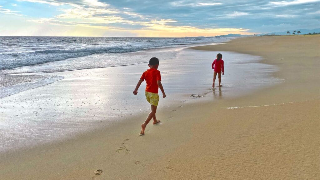 Atardeceres, olas y buena vibra: viajar a Puerto Escondido con niños