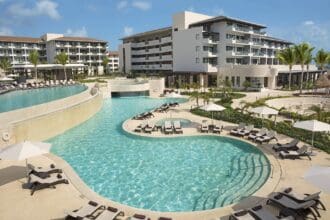 Vive Rock of Ages en Dreams Playa Mujeres Golf & Spa Resort