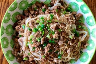 Prepara unos fideos con carne al estilo mongol