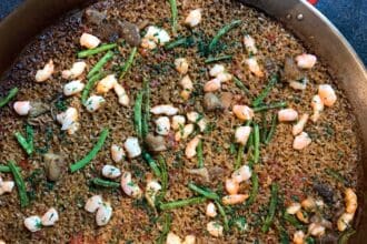 Cocina esta tradicional paella con mariscos y setas