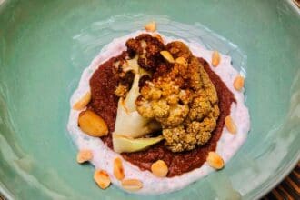 Cómo preparar coliflor con encacahuatado y jocoque al estilo Limosneros