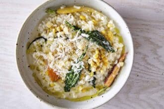 Risotto con elote, zanahorias y col rizada