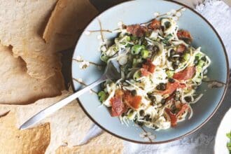 Remoulade de apio nabo con alcaparras y prosciutto