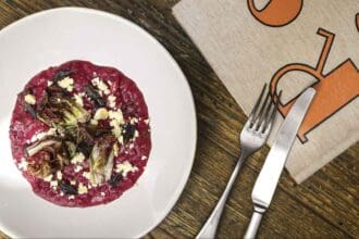 Risotto de betabel, radicchio y queso de Chiapas