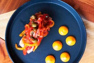 Prepara este salmón jarocho de la chef Josefina López Méndez