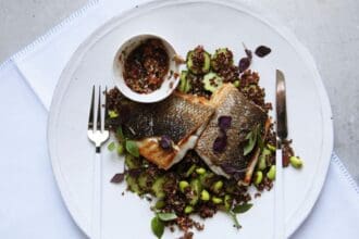 Robalo con ensalada de quinoa roja