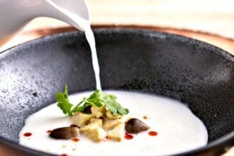 Caldo de coco tierno con hongo