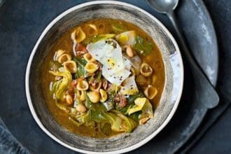 Sopa de col, alubias y hongos