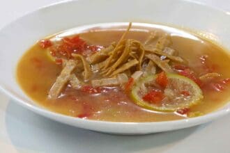 Sopa de lima al estilo del chef Eduardo Palazuelos