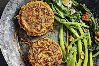 Rösti de papa con hojas verdes