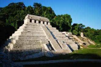 Descubren sistema de canales bajo tumba del rey Pakal