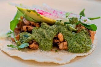 Aventúrate a la «Travesía de tacos» en el Restaurante Chapulín