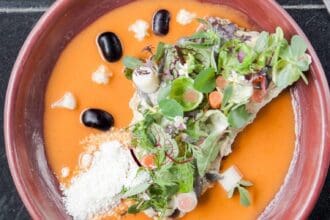 Patitas deshuesadas con salsa