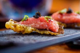 UMI, Oyster & Crudo Bar: El restaurante japonés para comer sushi en Los Cabos