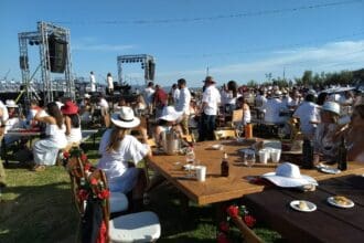 Decantos Vinícola celebra su aniversario con la tradición de la bota  