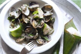Almejas con curry verde