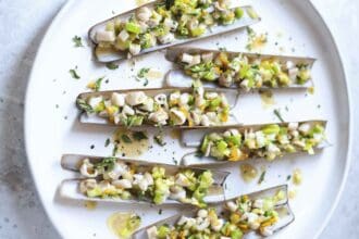 Almejas navaja con cebollas de cambray, jalapeños y perejil