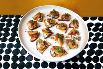Bruschetta de queso roquefort, manzana glaseada y echalote