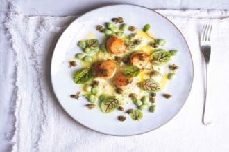 Callos de hacha sellados con salsa gribiche y alcaparras crujientes