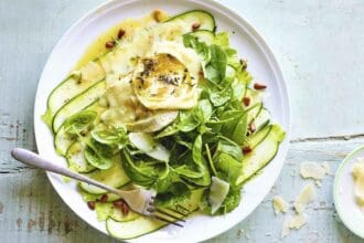 Carpaccio de zucchini con queso de cabra fundido, limón, miel y espinaca