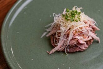 Cocina una tostada de conejo ahumado en escabeche