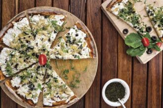 Pizza de bacalao con hojuelas de papa al romero y arúgula
