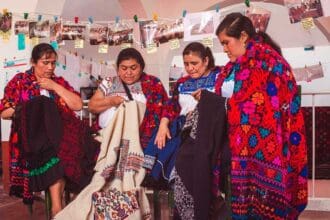 Original: el evento de arte textil que reúne a cientos de artesanos mexicanos