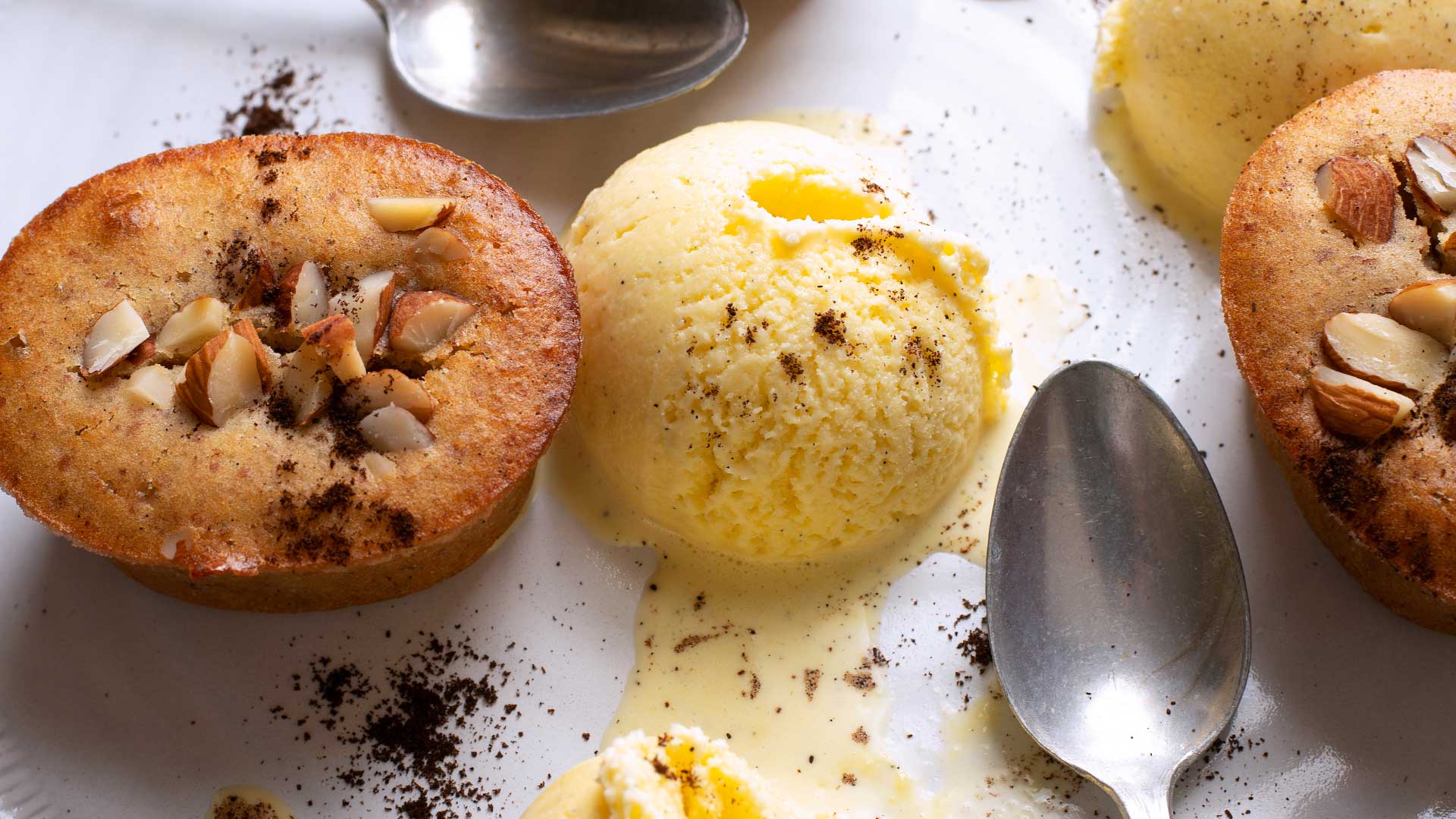 Friands de almendra con helado y polvo de vainilla