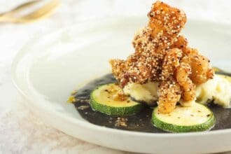 Crujiente de bacalao con amaranto en salsa de huitlacoche