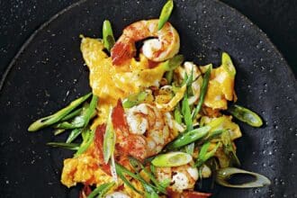 Huevos revueltos con langostinos