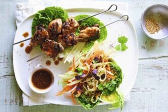 Ensalada de pollo coreano a la barbacoa y fideos