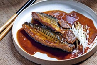 Macarela pochada en salsa miso