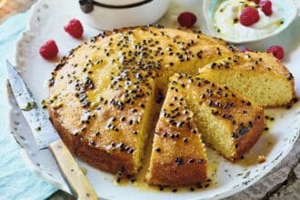 Pastel de coco con jarabe de maracuyá