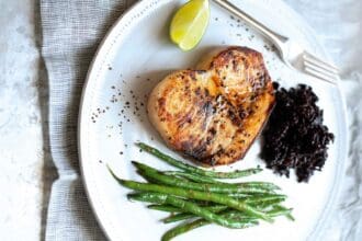 Pez espada con pimienta negra, ejotes y arroz negro