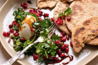 Receta de bazlama con berenjena, labneh y ensalada de hierbas y granada