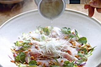 Ensalada de sashimi de sargo
