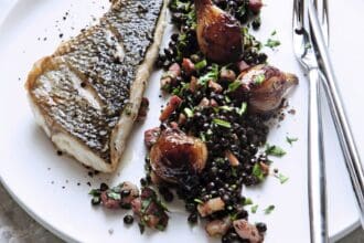 Filetes de robalo con echalotes