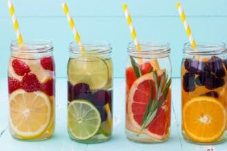 Cocteles para beber en la playa