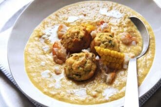 Sopa de cangrejo y elote dulce con tortitas de maíz