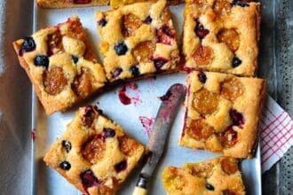 Tarta de ciruela y avellana con streusel