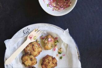 Tortitas de pescado tai con pepinillos