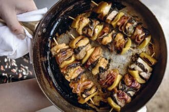 Brochetas de carne, salvia  y manzana