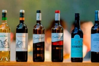 Bodega Cuatro Rayas presenta Vermouth 61