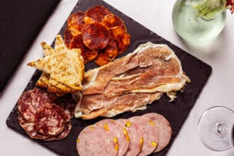 ¿Buscas dónde tomar vino en San Ángel? Visita Cluny Le Bar