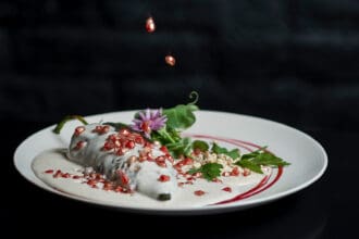 Prueba los chiles en nogada de Fónico: tradición con toque de oro