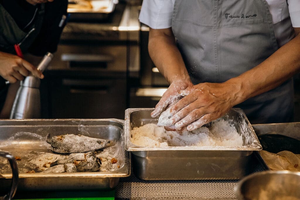 Chef Ángel Vázquez y chile en nogada capeado