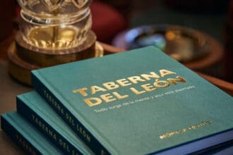 Mónica Patiño celebra 30 años de La Taberna del León con un libro conmemorativo